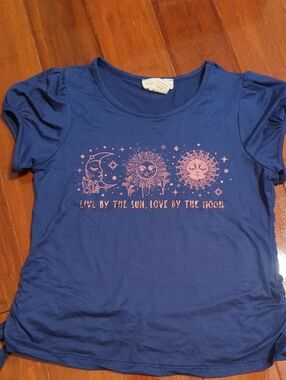 Girls' Blue Short Sleeve Graphic Tee with Pink Sun & Moon Print